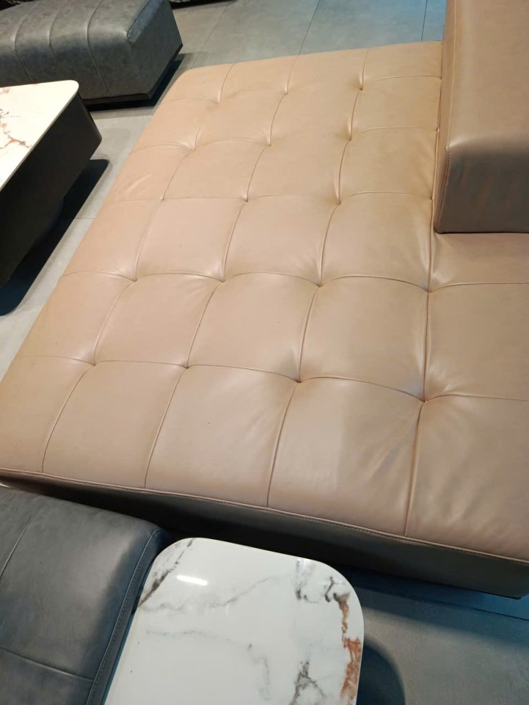 Ghế sofa trước khi được bọc lại 