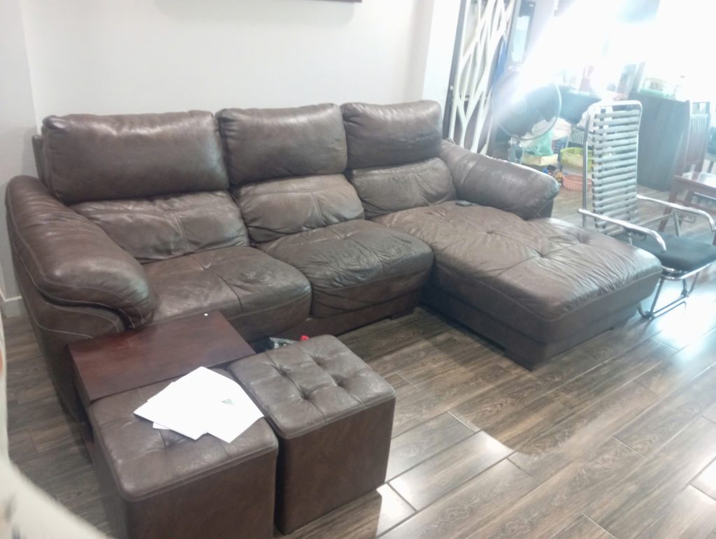 Hình ảnh bộ ghế sofa da xuống cấp trầm trọng