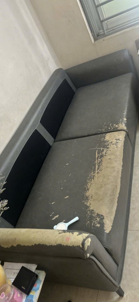 bộ sofa bị bong tróc nặng khi vinaco đến khảo sát