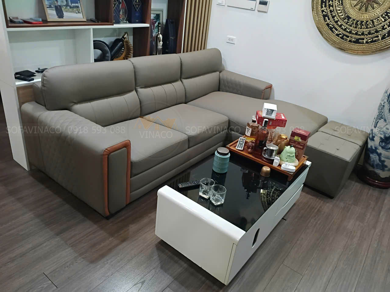 Bọc lại sofa da màu ghi phù hợp không gian khó bám bẩn