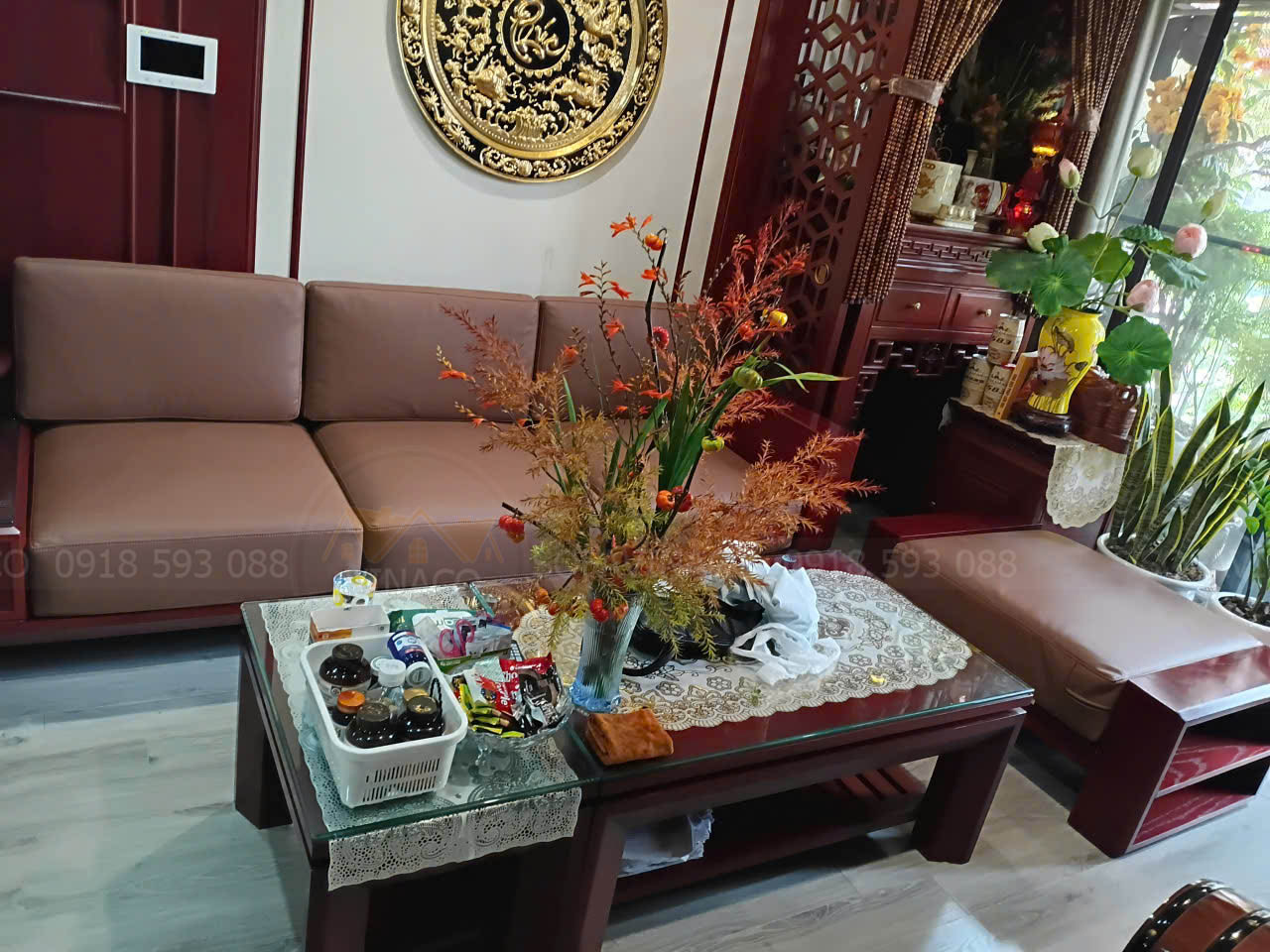 Bộ đệm ghế da màu nâu phù hợp với không gian phòng khách sang trọng