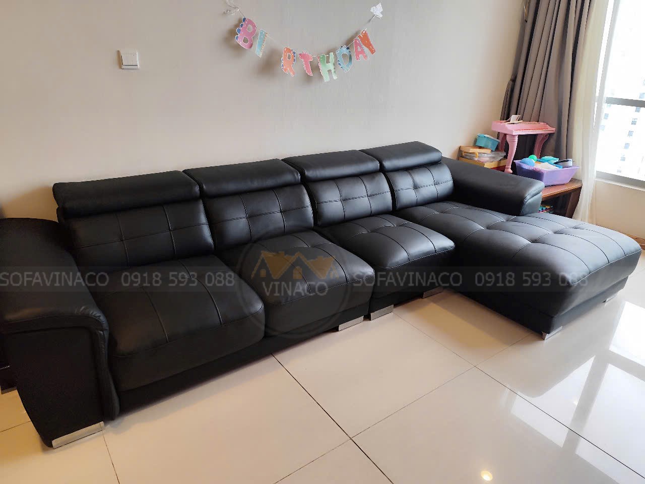 Bọc lại ghế sofa đổi màu da từ xanh lá sang đen – làm mới không gian phòng khách Bọc lại ghế sofa đổi màu da từ xanh lá sang đen – làm mới không gian phòng khách