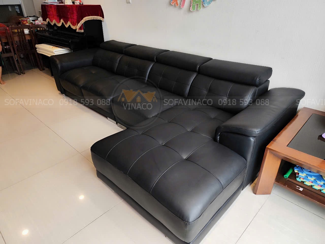 Bọc lại ghế sofa đổi màu da từ xanh lá sang đen – làm mới không gian phòng khách Bọc lại ghế sofa đổi màu da từ xanh lá sang đen – làm mới không gian phòng khách